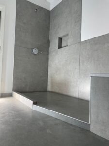 Badezimmer mit begehbarer Dusche und Nische in Neuss – modernes Design von MK Innenausbau
