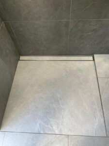 Begehbarer Dusche – modernes Design von MK Innenausbau