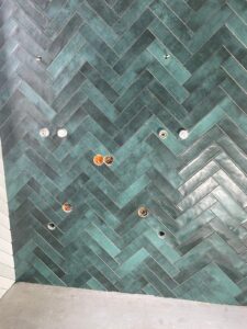 Modernes Badezimmer mit Fischgrät-Fliesen in Düsseldorf – stilvolle Fliesengestaltung von MK Innenausbau