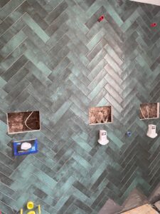 Modernes Badezimmer mit Fischgrät-Fliesen in Düsseldorf – stilvolle Fliesengestaltung von MK Innenausbau