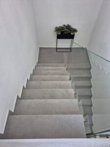Treppe mit Fliesenbelag – fachgerechte Fliesenverlegung von MK Innenausbau
