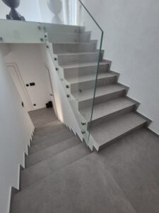 Treppe mit Fliesenbelag – fachgerechte Fliesenverlegung von MK Innenausbau