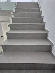 Treppe mit Fliesenbelag – fachgerechte Fliesenverlegung von MK Innenausbau