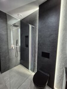 Modernes Gäste - WC mit stilvollem LED Beleuchtung – MK Innenausbau