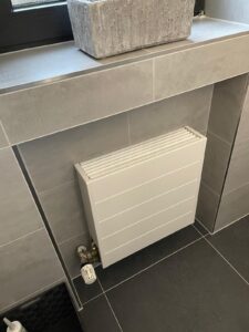 Modernes Gäste-WC mit stilvollem Innenausbau in Düsseldorf – MK Innenausbau