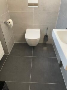 Modernes Gäste-WC mit stilvollem Innenausbau in Düsseldorf – MK Innenausbau
