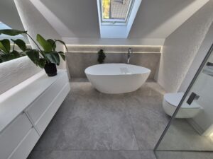 Modernes Badezimmer mit LED-Beleuchtung Fliesen Nische – MK Innenausbau