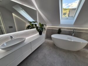 Modernes Badezimmer mit LED-Beleuchtung Fliesen Nische – MK Innenausbau