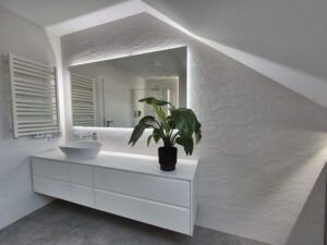 Modernes Badezimmer mit LED-Beleuchtung Fliesen Nische – MK Innenausbau