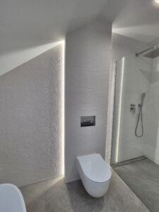 Modernes Badezimmer mit LED-Beleuchtung Fliesen Nische – MK Innenausbau