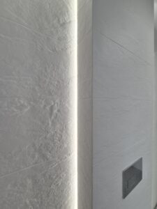 Modernes Badezimmer mit LED-Beleuchtung Fliesen Nische – MK Innenausbau