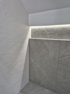 Modernes Badezimmer mit LED-Beleuchtung Fliesen Nische – MK Innenausbau