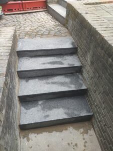 Treppe Naturstein in Düsseldorf – MK Innenausbau