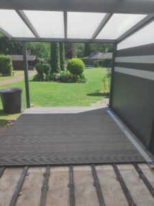 WPC-Terrassendielen in Anthrazit in Norf – moderne Terrassengestaltung von MK Innenausbau