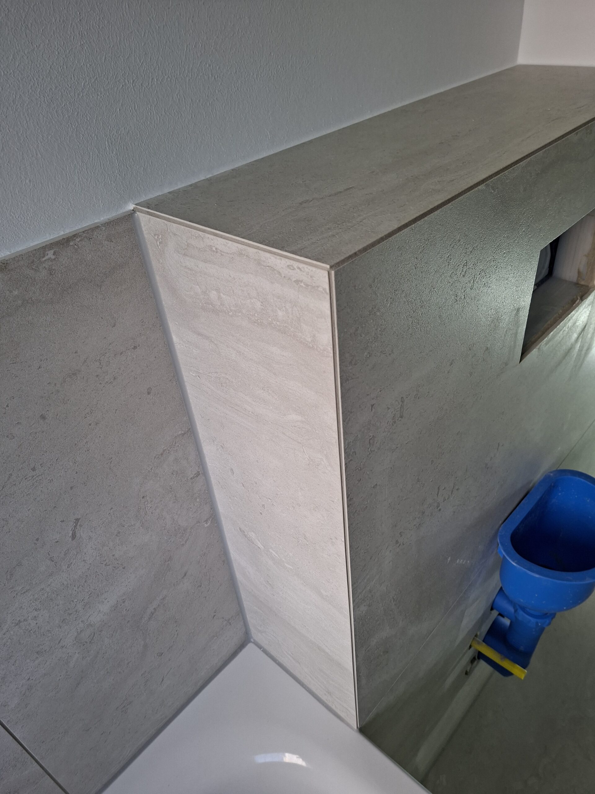 Modernes Badezimmer mit großformatigen Fliesen – Oberkassel