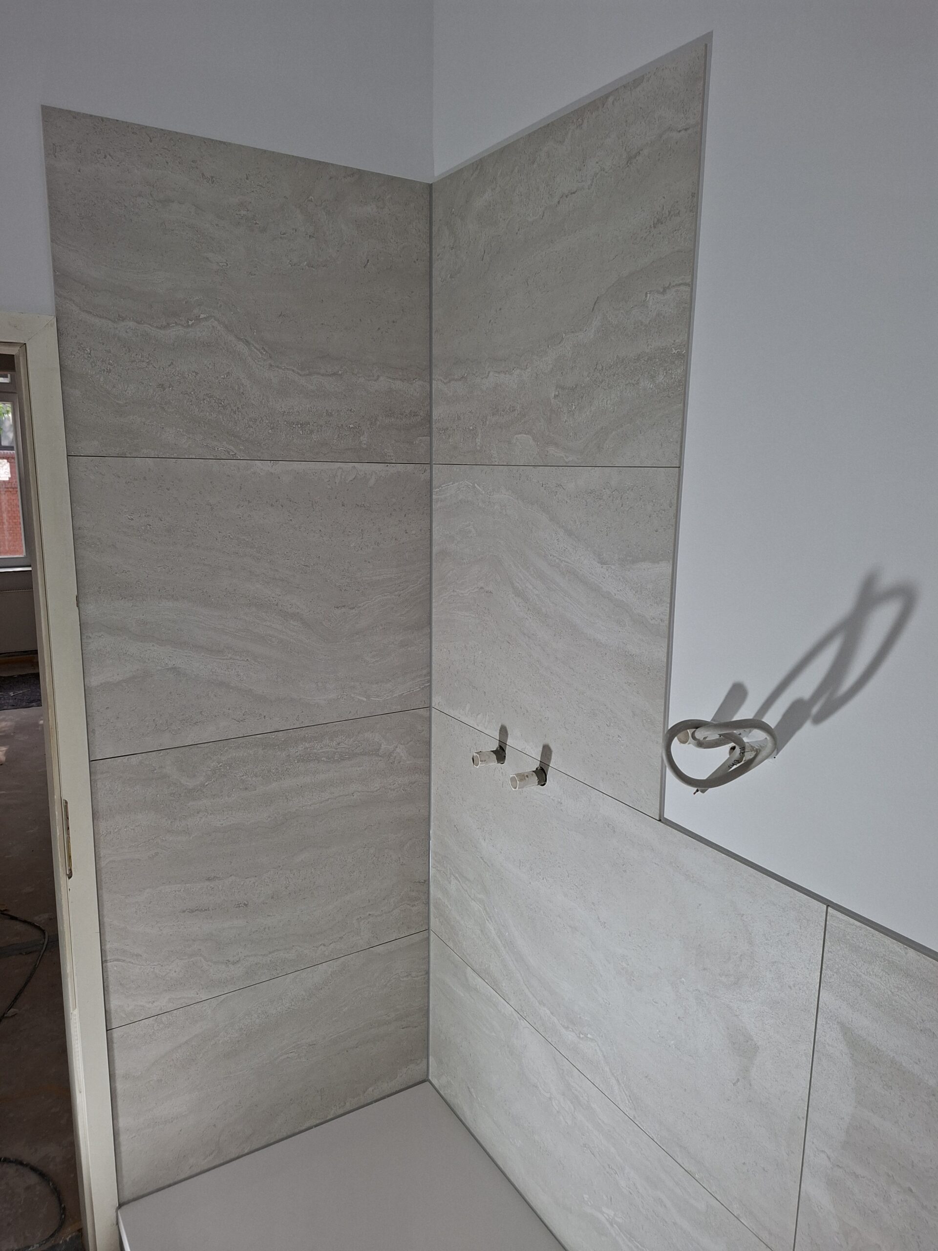 Modernes Badezimmer mit großformatigen Fliesen – Oberkassel