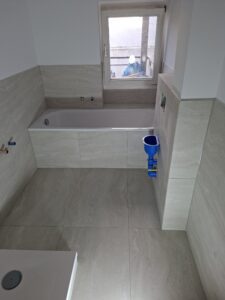 Modernes Badezimmer mit großformatigen Fliesen – Oberkassel