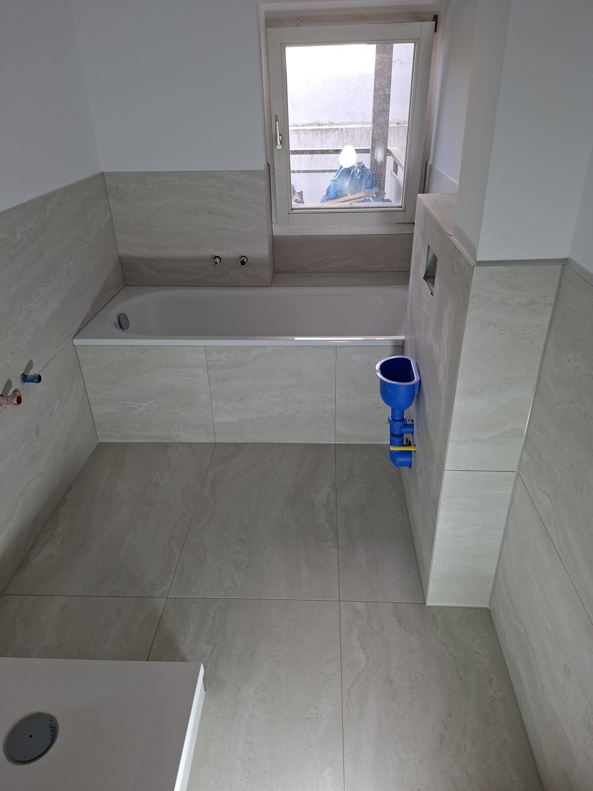 Modernes Badezimmer mit großformatigen Fliesen – Oberkassel