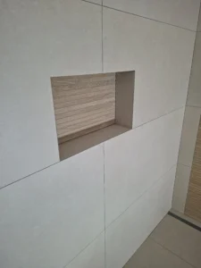Wandnische in der Dusche – modernes Badezimmer mit großformatigen Fliesen in Düsseldorf, MK Innenausbau
