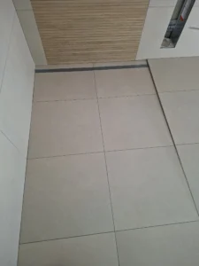 Großformatige Bodenfliesen im modernen Badezimmer mit bodenebener Dusche in Düsseldorf – MK Innenausbau