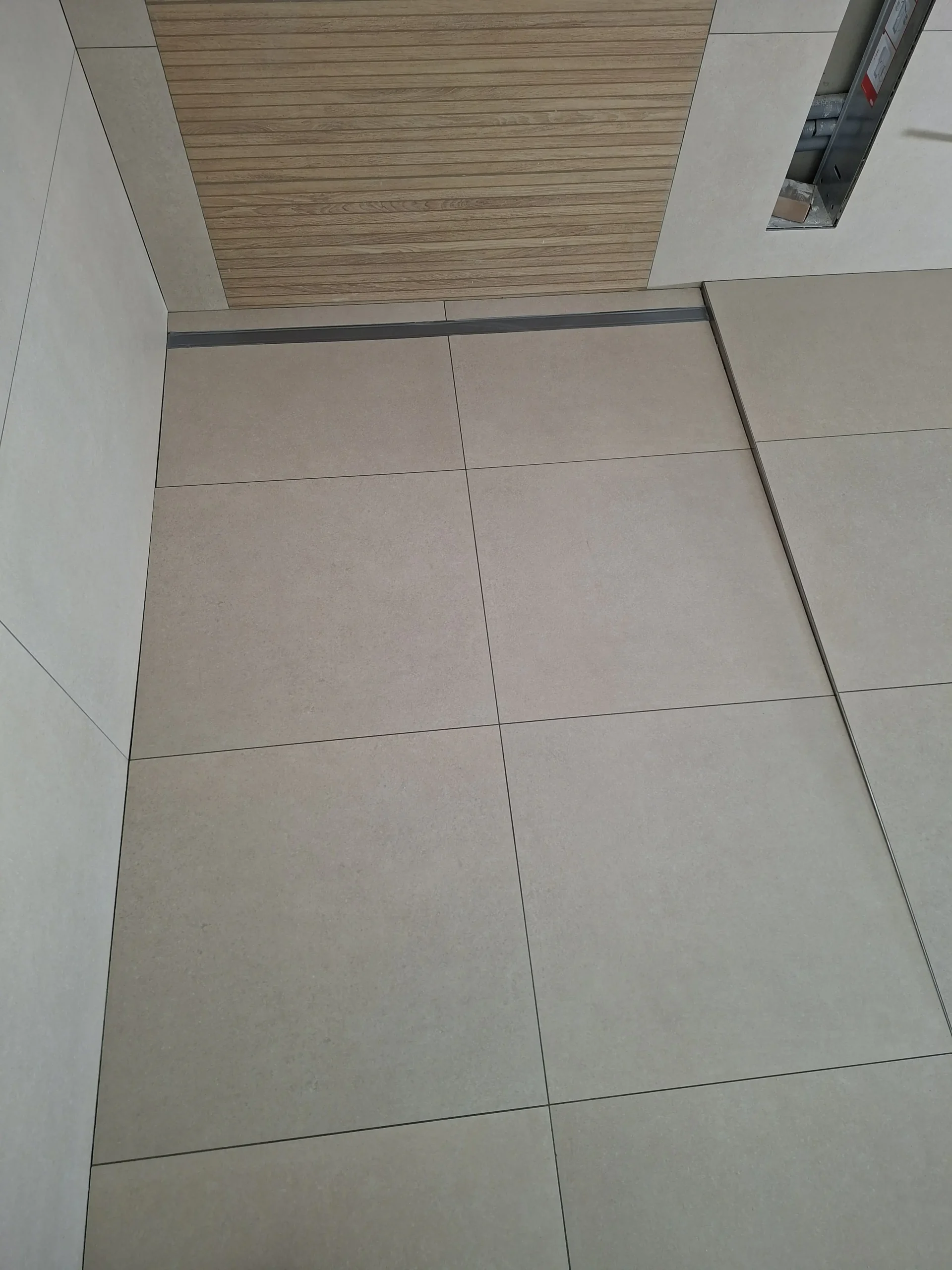 Großformatige Bodenfliesen im modernen Badezimmer mit bodenebener Dusche in Düsseldorf – MK Innenausbau