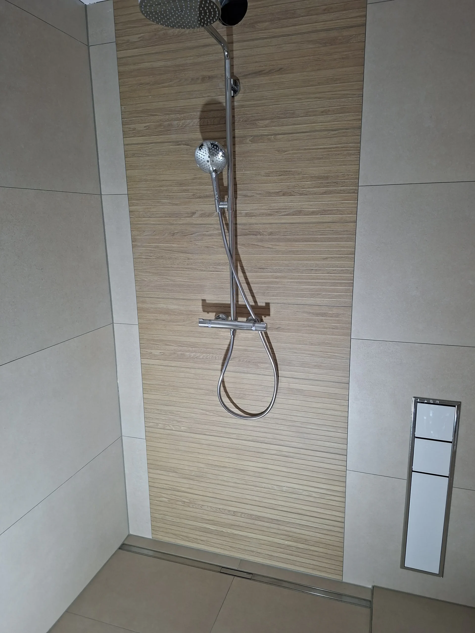 Modernes Bad in Düsseldorf – Kombination aus großformatigen Fliesen und Holzoptik-Akzentwand, MK Innenausbau