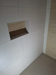 Modernes Badezimmer in Düsseldorf – bodenebene Dusche mit Wandnische und großformatigen Fliesen, MK Innenausbau