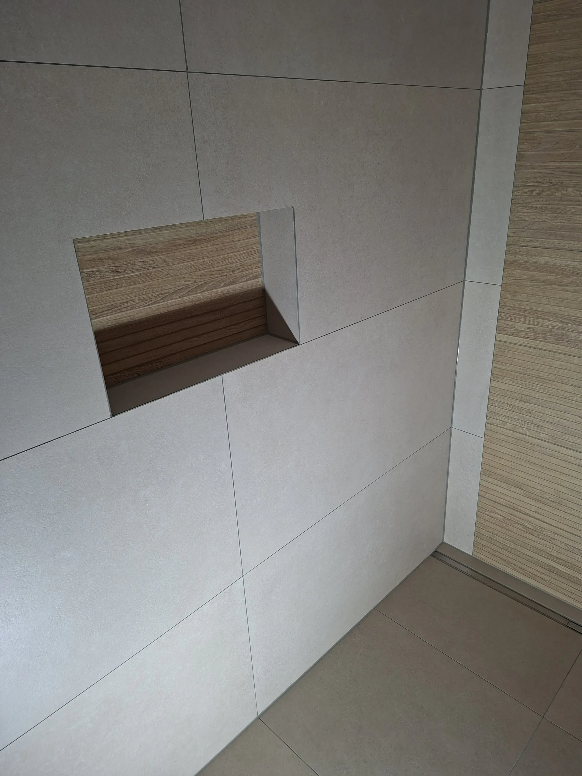 Modernes Badezimmer in Düsseldorf – bodenebene Dusche mit Wandnische und großformatigen Fliesen, MK Innenausbau