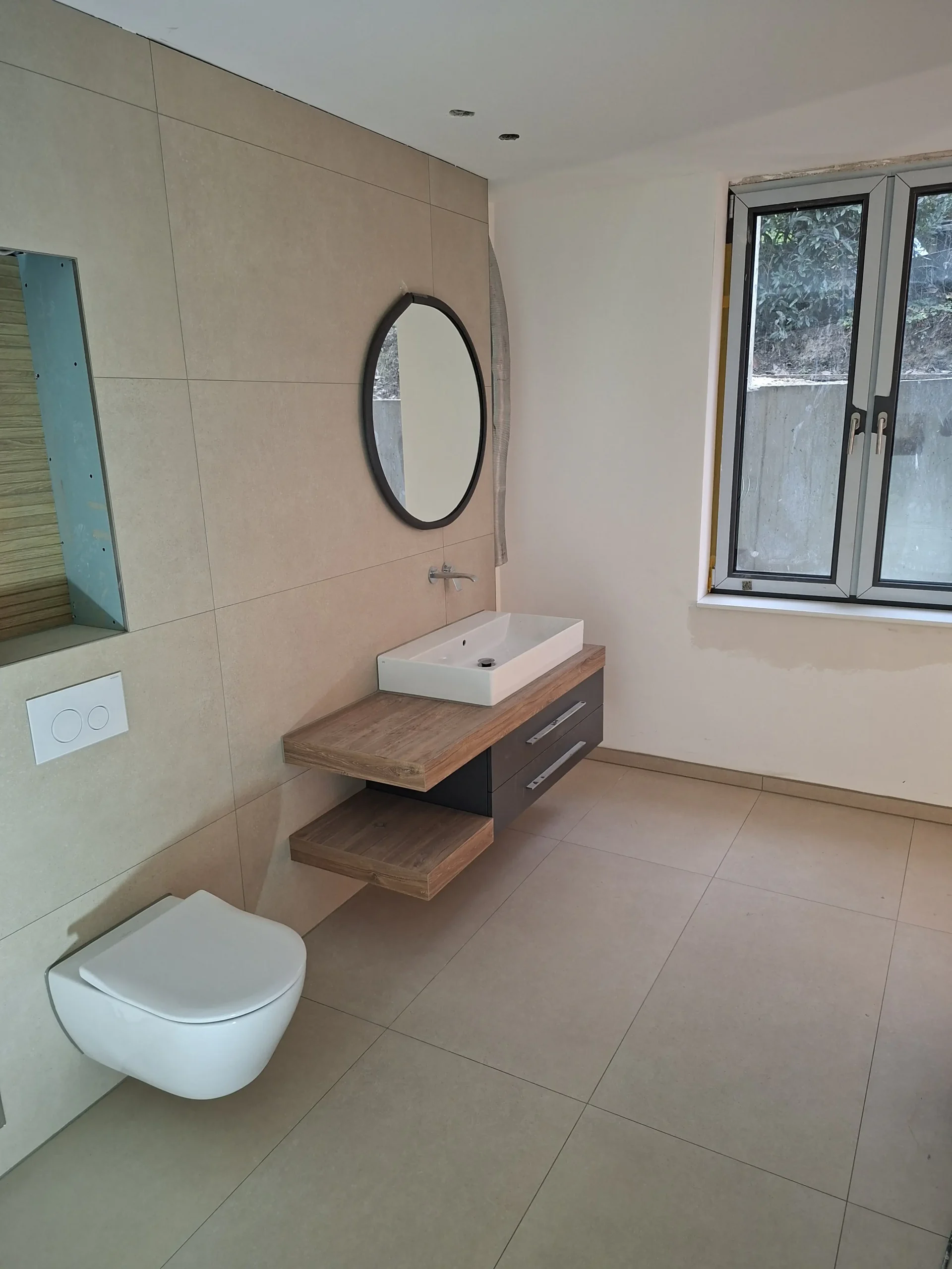 Hänge-WC im modernen Badezimmer mit großformatigen Fliesen in Düsseldorf – MK Innenausbau