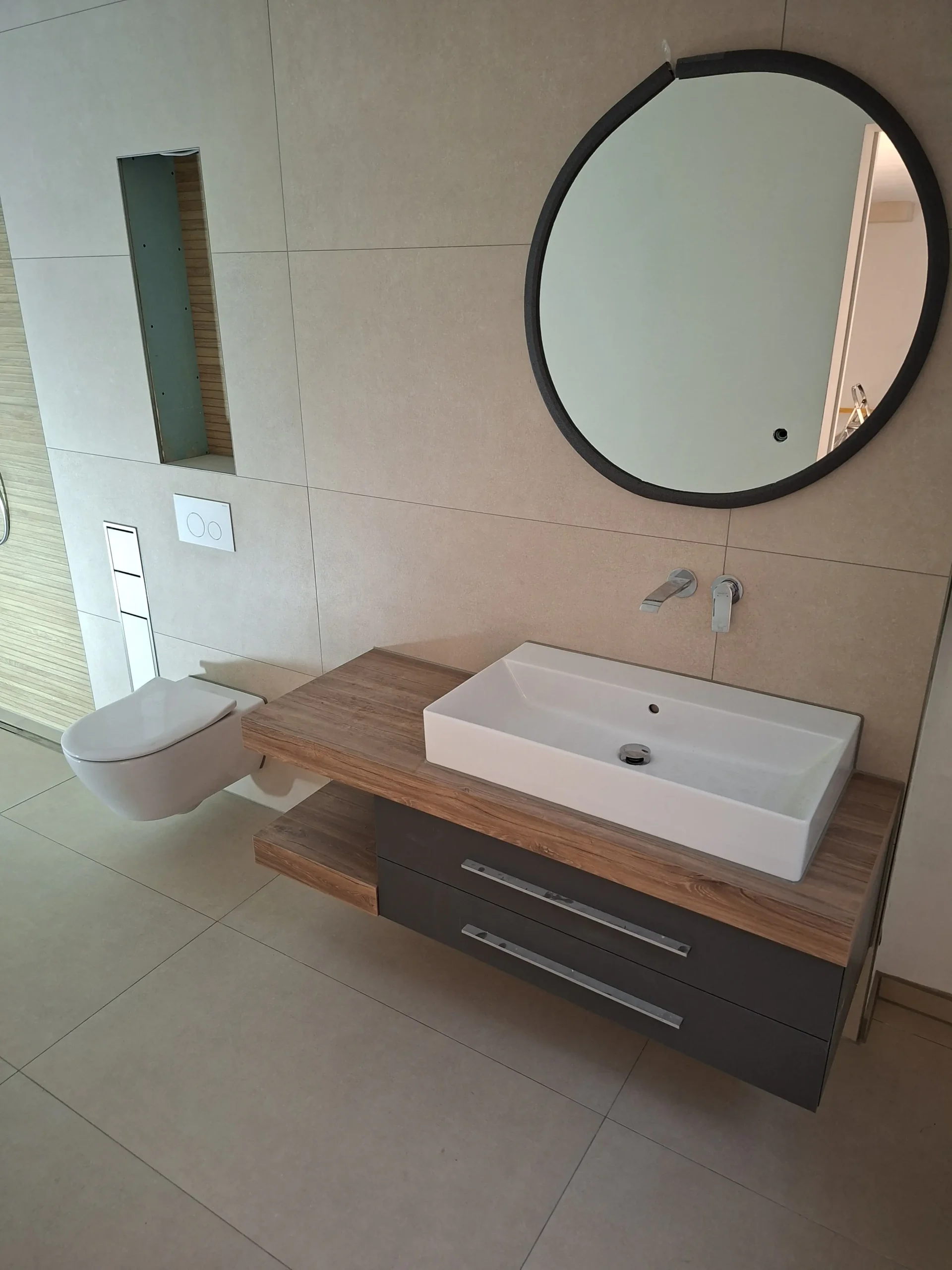 Badezimmer Renovierung in Düsseldorf mit bodenebener Dusche und Holzoptik-Fliesen – MK Innenausbau