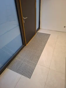 Eingangsbereich mit eingelassener Fußmatte