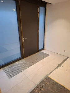 Fußmatte im Boden eingelassen im Eingangsbereich