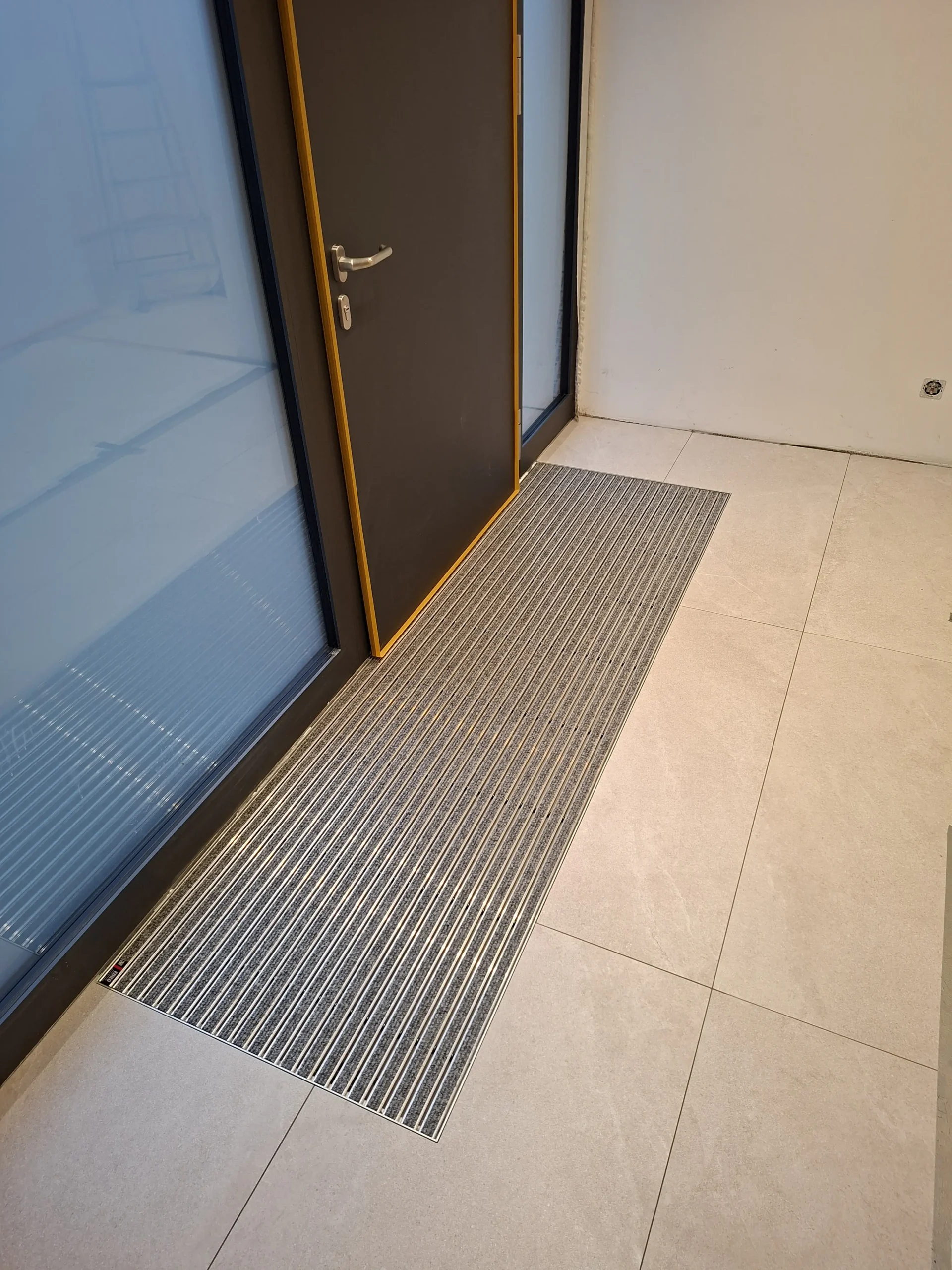 Eingangsbereich mit eingelassener Fußmatte