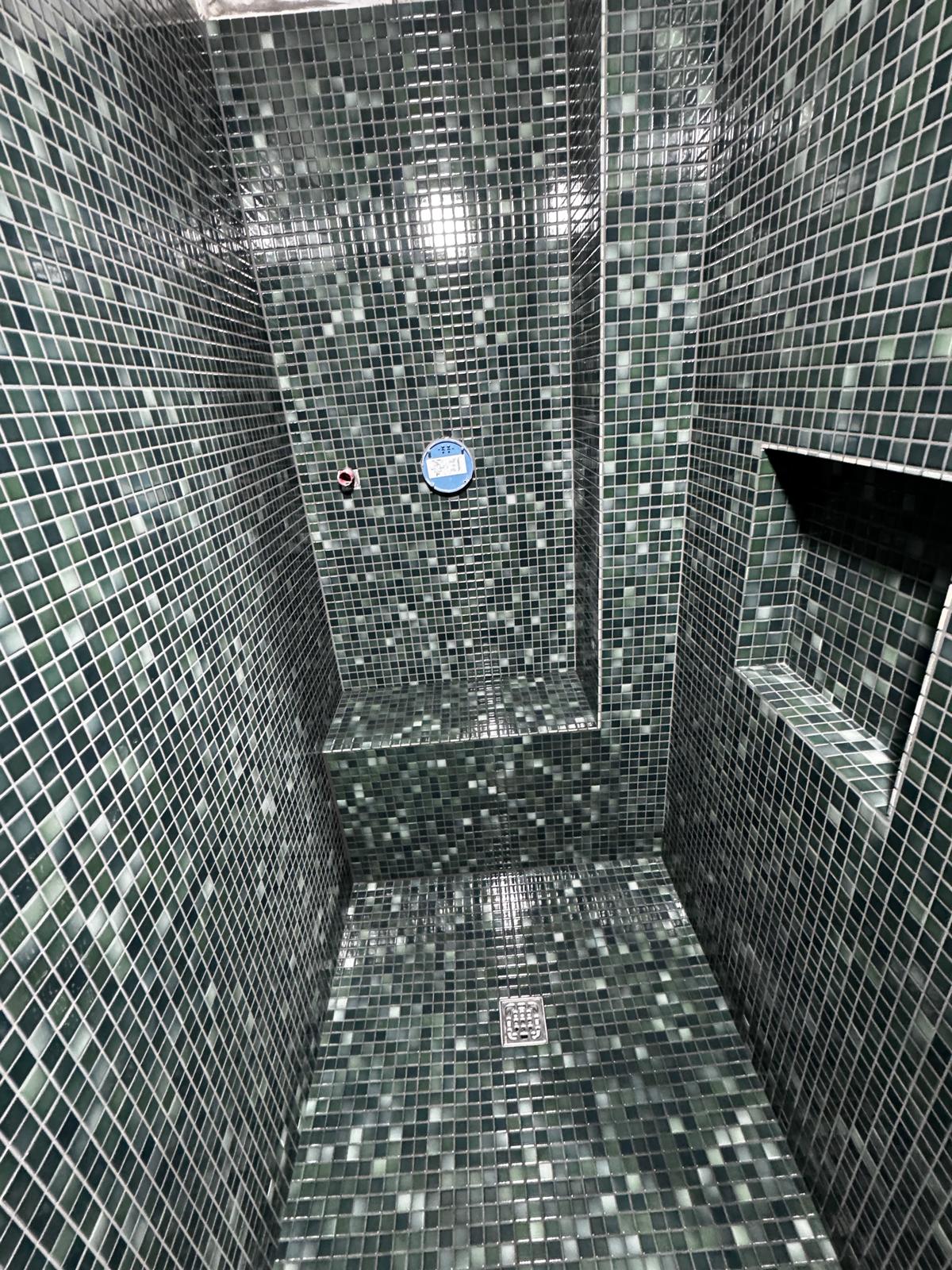 Moderne Mosaikfliesen an der Duschwand im Badezimmer