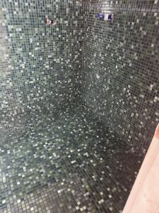 Detailaufnahme von Mosaikfliesen im Badezimmer
