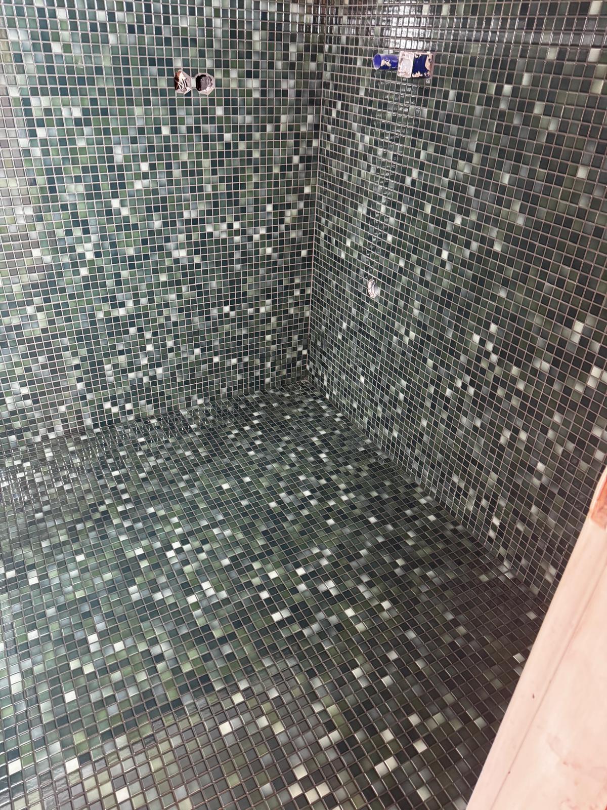 Detailaufnahme von Mosaikfliesen im Badezimmer