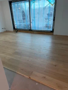 Parkett verklebt im Wohnraum