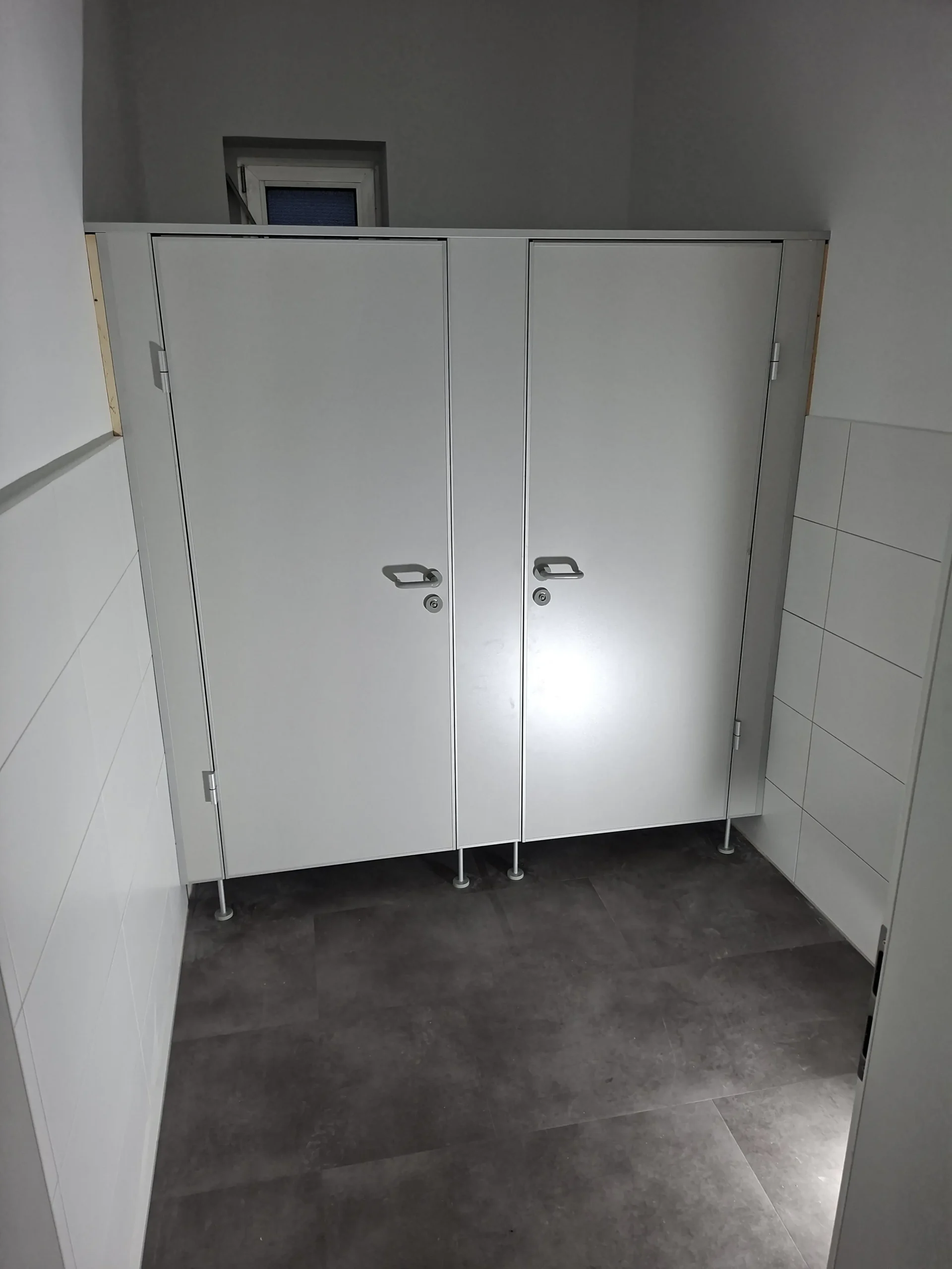 Sanitär Trennwand im WC als Vorwandkonstruktion