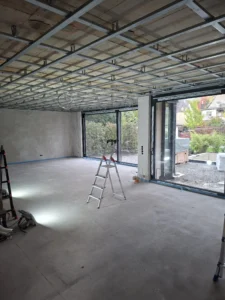 Abgehängte Trockenbau Decke im Innenausbau