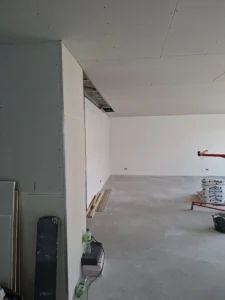 Trockenbau Decke mit LED Spots im Wohnraum