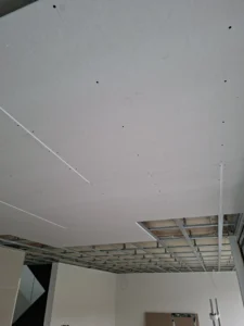 Moderne Trockenbau Decke in Wohnung