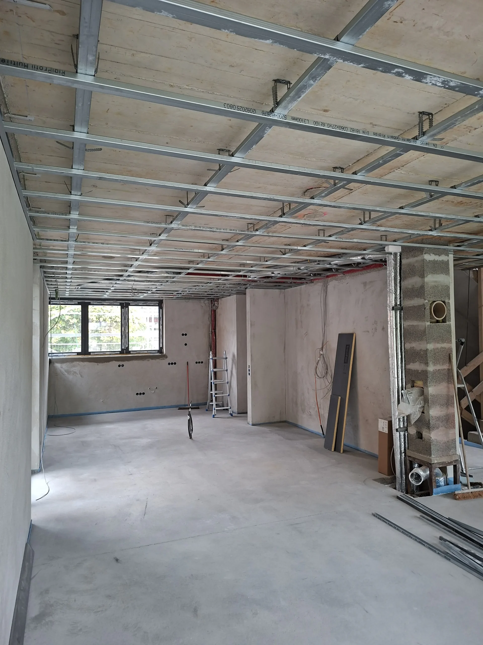 Trockenbau Decke mit Q3–Q4 Spachtelung