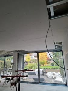 Mehrstufige Trockenbau Decke mit indirekter Beleuchtung