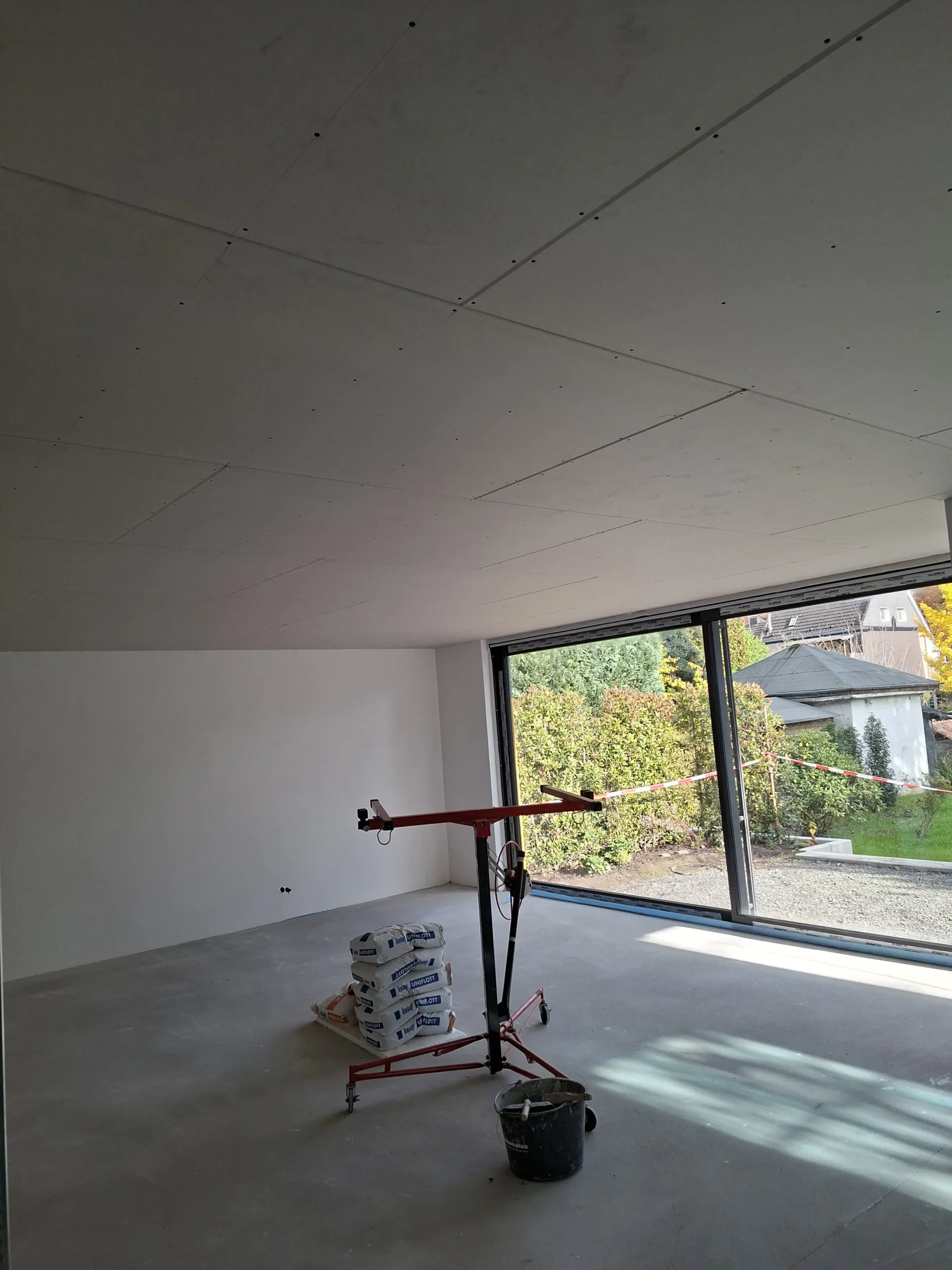 Moderne Trockenbau Decke im Wohnzimmer