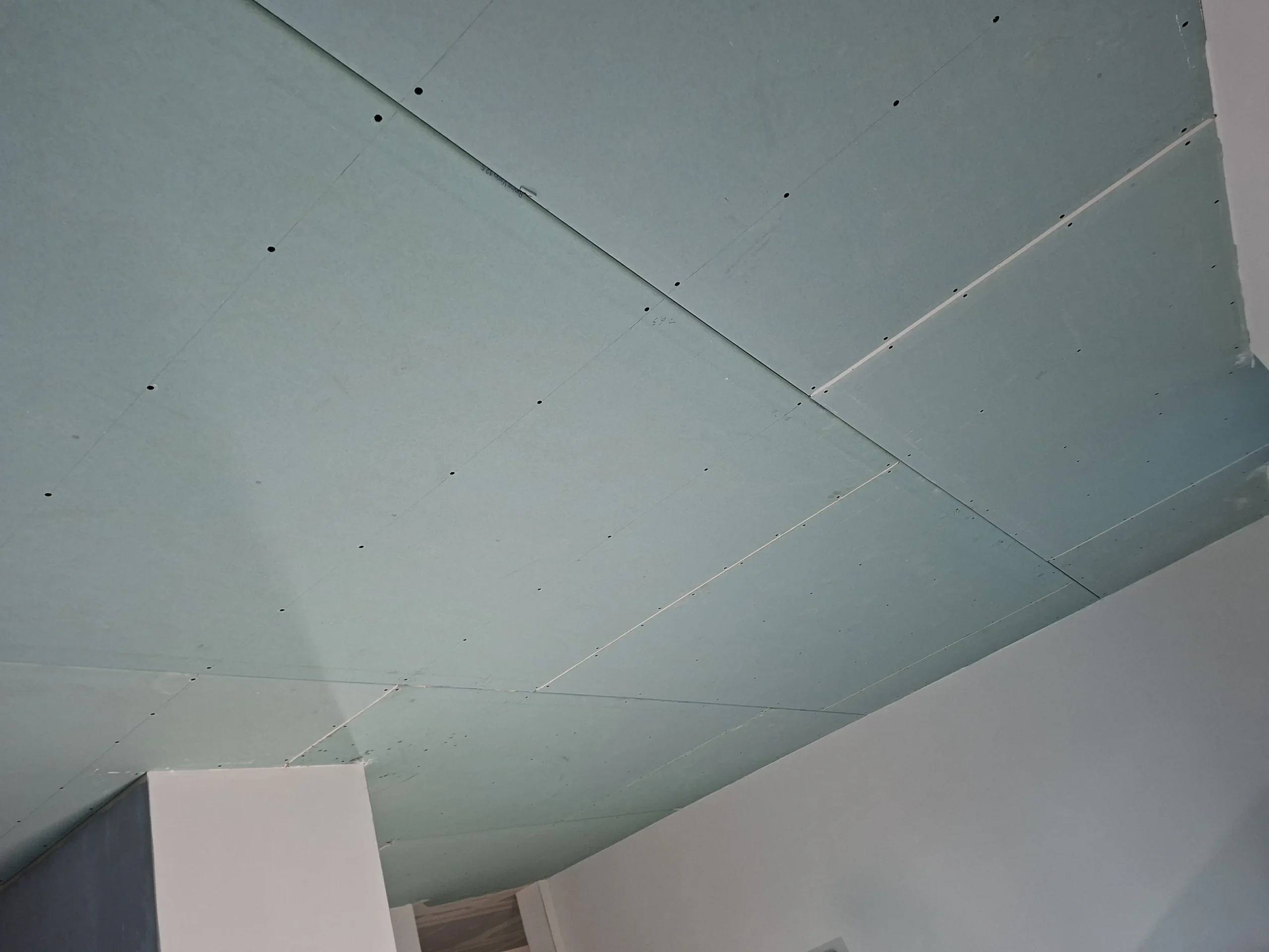 Trockenbau Decke bei Renovierungsarbeiten