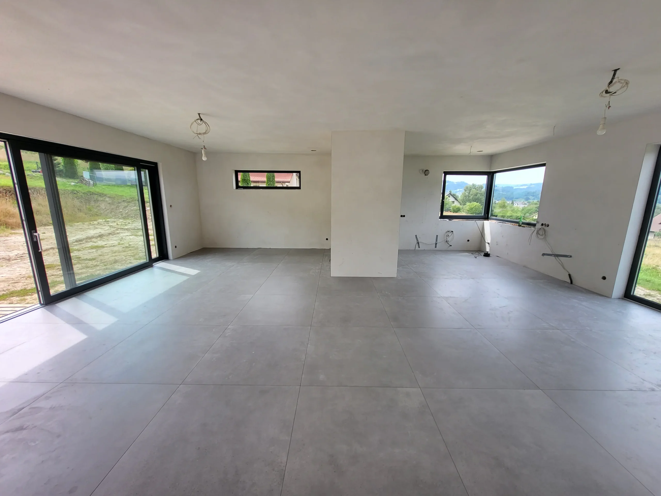 Wohnzimmer mit großformatigen Fliesen in Düsseldorf