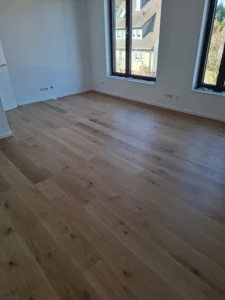 Parkettverlegung im Wohnzimmer – modernes Holzparkett