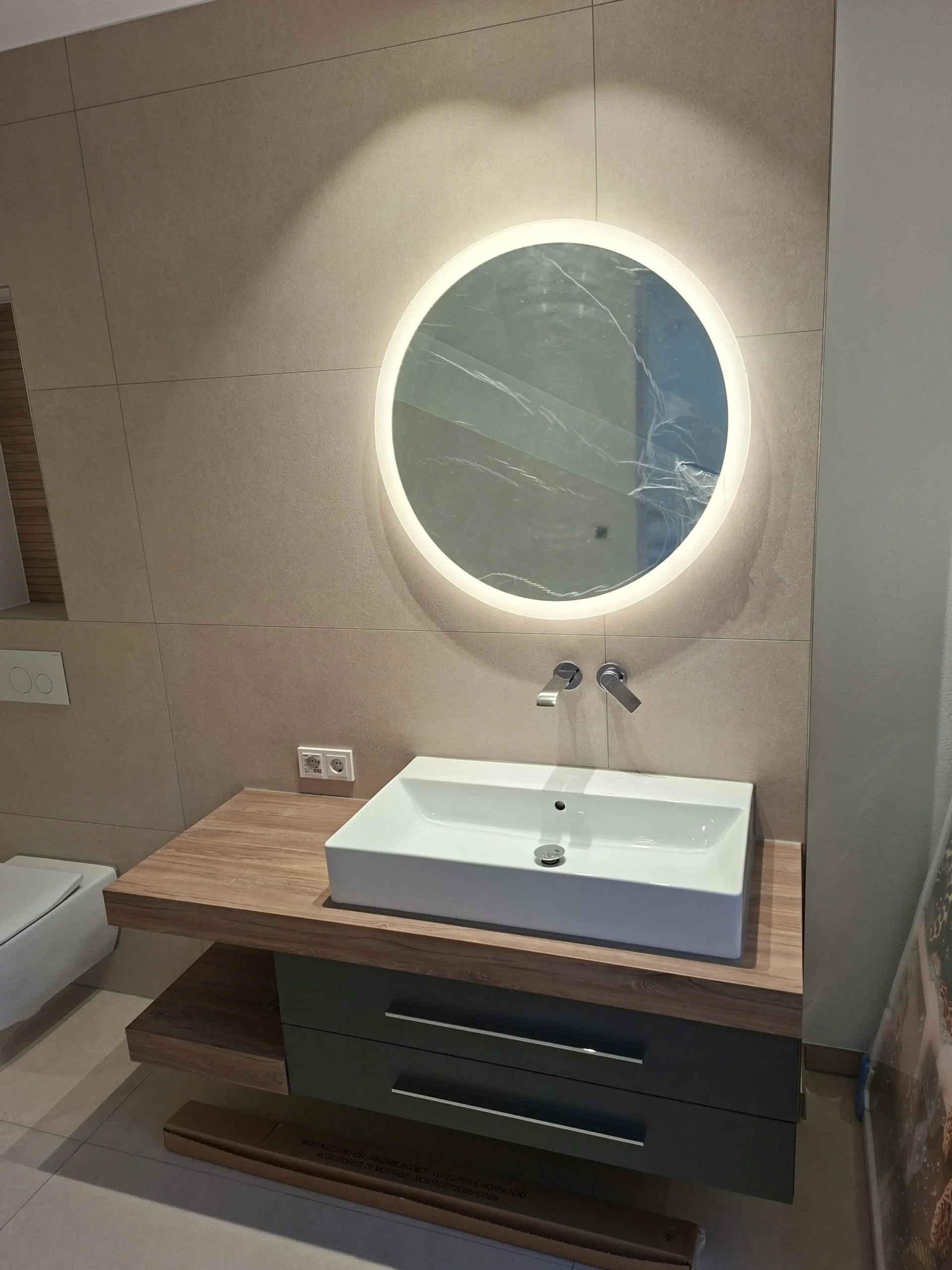 Modernes Badezimmer mit hochwertigen Fliesen und Dusche