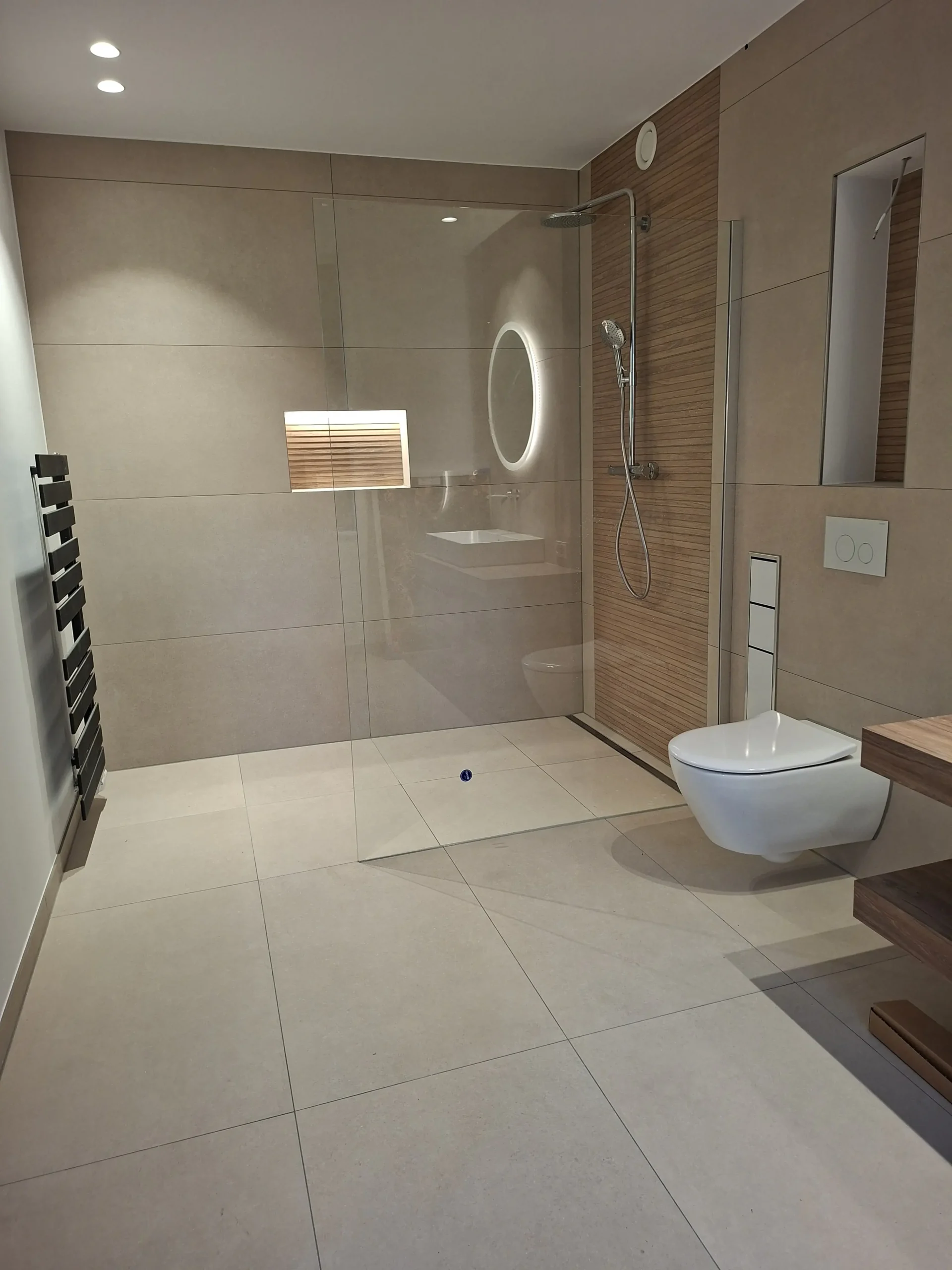 Stilvolles Badezimmer mit eleganter Ausstattung