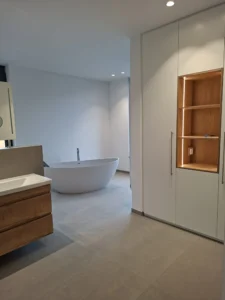 Elegantes Badezimmer mit minimalistischer Gestaltung und großen Fliesen